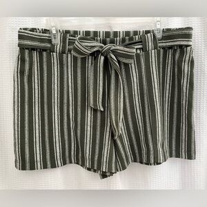 No Boundaries juniors XXL (19) green and white striped shorts 100% polyester